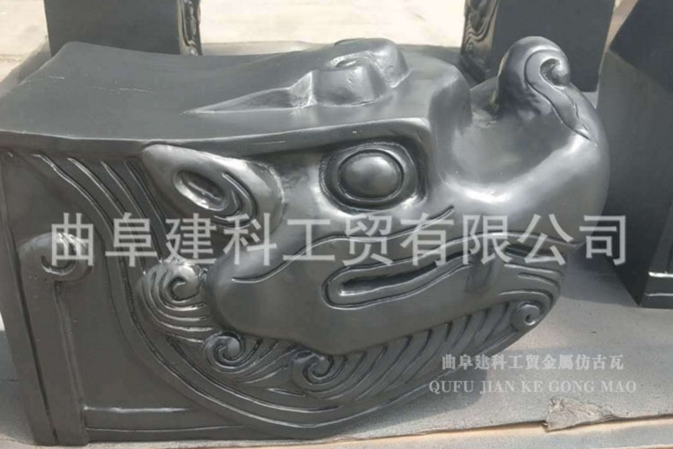 金属仿古套兽是中国古代传统建筑的脊兽之一，安装于仔角梁的端头上，其作用是未来防止屋檐角遭到雨水侵蚀