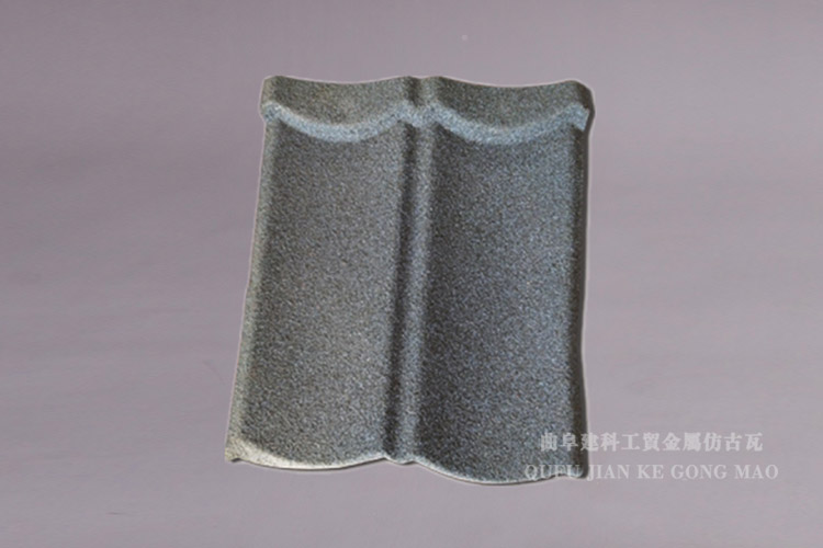 金属瓦成品量产的产品使用寿命长，其选用的板材是进口的，表面的多次防腐防锈涂层处理
