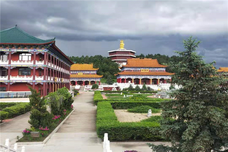 牡丹江海林市报恩寺采用仿古建筑风格设计，即体现了佛宗崇高之地位与庙相之庄严，又体现了风景旅游胜地之自然与亲切