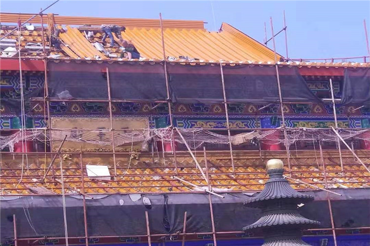 牡丹江海林市报恩寺是采用金属琉璃瓦进行施工的，该材料具有优异的性能，并且琉璃瓦是中国传统的建筑材料