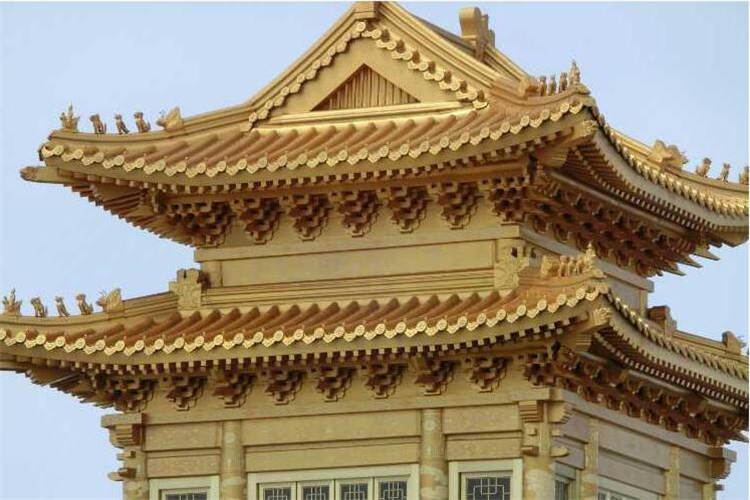 金属仿古瓦在国内很多古建筑以及仿古建筑屋面上都有使用，产品颜色多样，瓦型多样