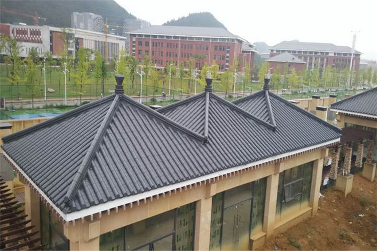 金属仿古瓦本身具有优良的防水性能，单层瓦均通过不透水性能测试，均达到防水材料性能指标