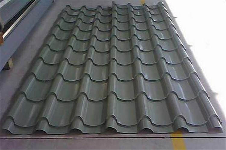 金属仿古瓦是以镀铝锌钢板为基板，具有超强的耐热性能，热反射率很高，加上防腐性能极优的丙烯酸树脂胶，钢板的表面再覆盖一层高温烧结的彩砂