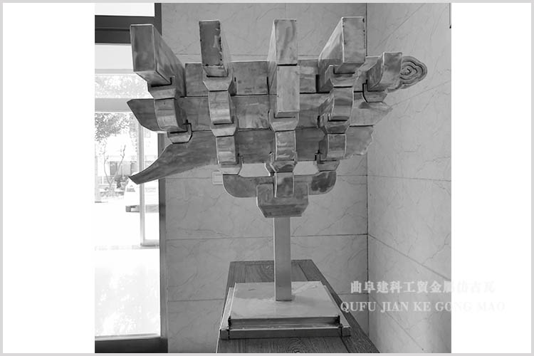 铝合金斗拱上承屋顶，下接立柱，在中国古建筑中，扮演着顶天立地的角色